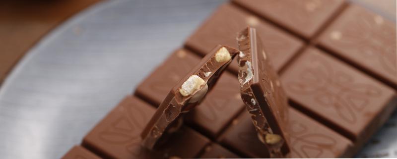 巧克力上面有一层白霜能吃吗 怎么区分巧克力是发白还是发霉