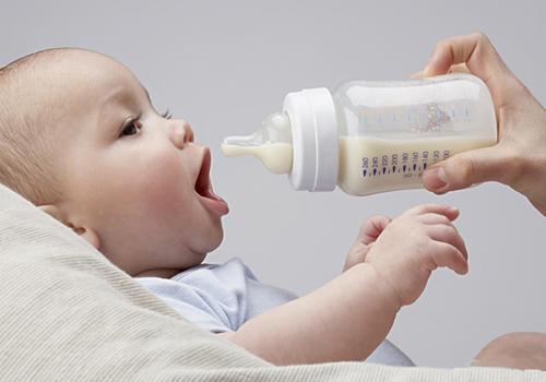 夏天宝宝能喝凉奶吗（夏天宝宝喝奶凉了还能喝吗）
