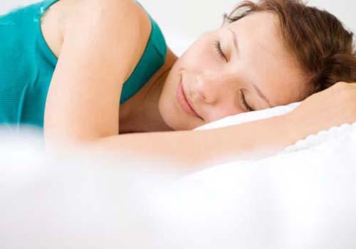 女人睡觉时流口水是什么原因 女人晚上睡觉流口水是属于什么回事