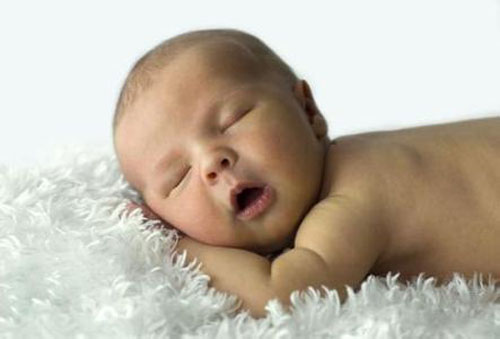 宝宝趴着睡觉是怎么回事 宝宝趴着睡觉是什么原因呢