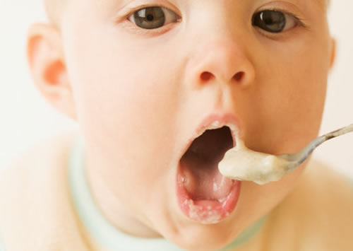 混合喂养的宝宝什么时候添加辅食 混合喂养的婴儿几个月开始添加辅食