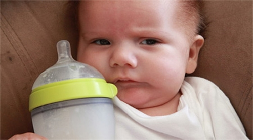 宝宝不吃乳头怎么办 宝宝不吃乳头怎么办吃母乳要带奶嘴吃也吃不饱