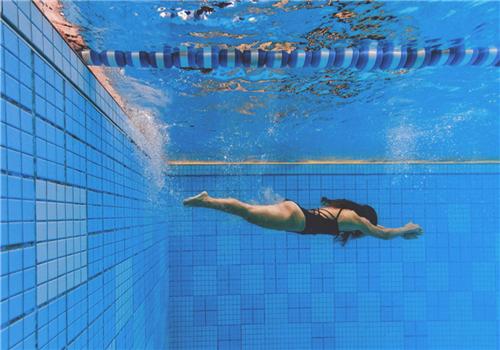 游泳可以戴隐形眼镜吗 近视的人游泳可以戴隐形眼镜吗