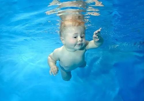 宝宝打完疫苗多久可以游泳 两个月宝宝打完疫苗多久可以游泳