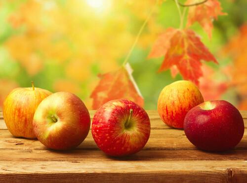 秋天喉咙痛吃什么水果好 秋天喉咙痛吃什么水果好的快