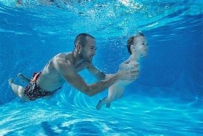真有趣！刚出生婴儿泳池游泳好处多多