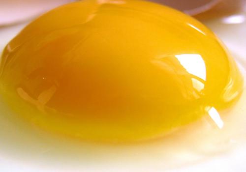 鸡蛋蛋黄白色什么情况 鸡蛋蛋黄白色能吃吗