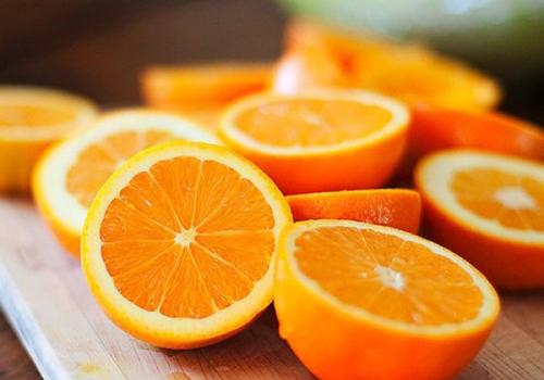 喉咙痛可以吃橙子吗（喉咙痛可以吃橙子吗大人）