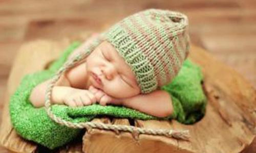 从宝宝睡姿看智商（从宝宝睡姿看智商发育）