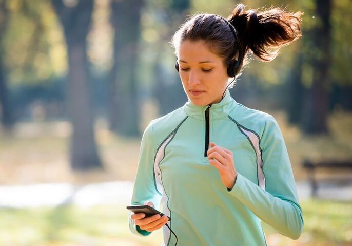运动时看手机有什么坏处 手机里的运动健康有用吗