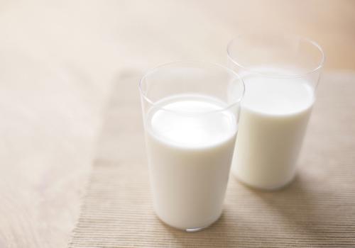 产妇喝牛奶好吗 产妇吃牛奶好吗
