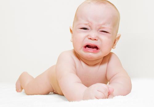 刚出生的宝宝为什么老是哭 刚出生的宝宝为什么老是哭呢