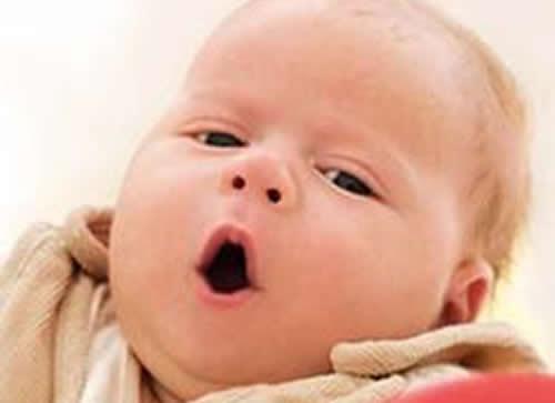 新生儿打嗝的原因（新生儿打嗝的原因是什么?怎样让宝宝停止频繁打嗝?）