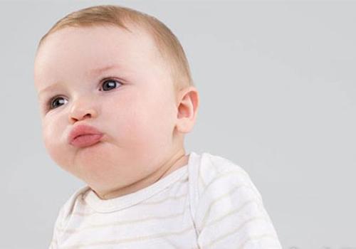 宝宝鼻子塌是什么原因（婴儿鼻子塌是什么原因）