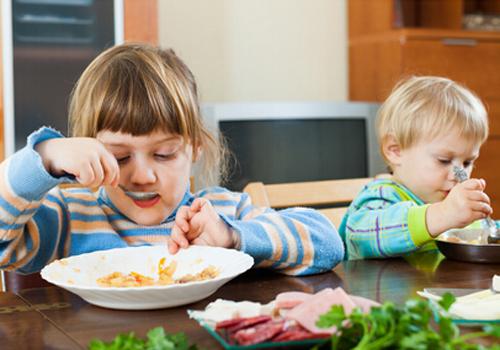 小孩积食会出现哪些症状 小儿积食会出现什么症状
