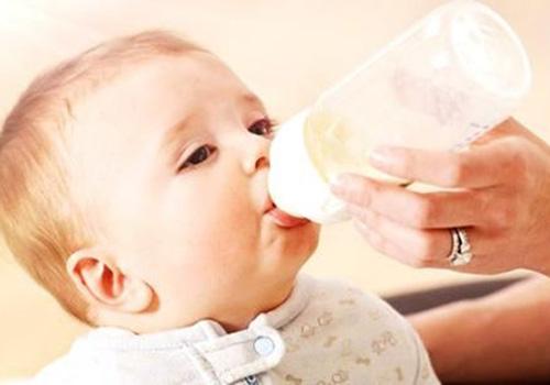 宝宝吃奶抽搐是什么原因 宝宝喝奶的时候抽搐是什么原因