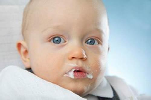新生儿吐奶从鼻子出来怎么回事