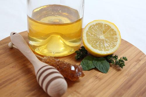 柠檬蜂蜜水刺激胃吗 柠檬蜂蜜水对胃有刺激吗