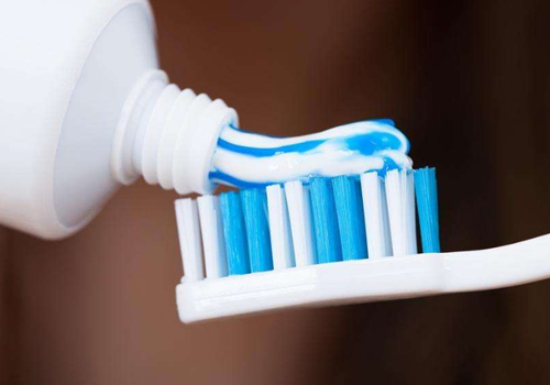 荨麻疹可以用牙膏洗脸吗（荨麻疹抹牙膏可以吗）