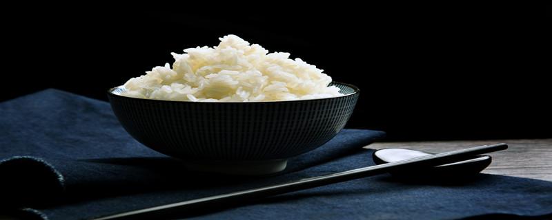 没吃完的蒸米饭可以放保鲜吗（蒸好的米饭不放进冰箱可以保存多久）