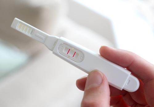 宫外孕能用验孕棒测出来吗 宫外孕能用验孕棒测出来吗是不是怀孕