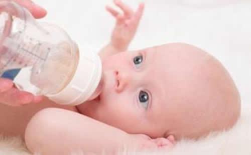 人工喂养的宝宝一天要喝多少水 人工喂养的宝宝一天要喝多少水最好