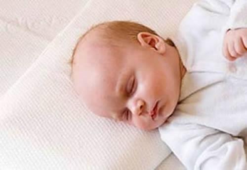 新生儿多久可以睡枕头 新生儿多久可以枕枕头