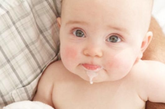 婴儿吐奶是什么原因 婴儿老是吐奶是什么原因