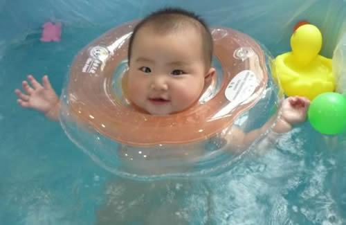 宝宝游泳用颈圈好不好 婴儿游泳颈圈好不好