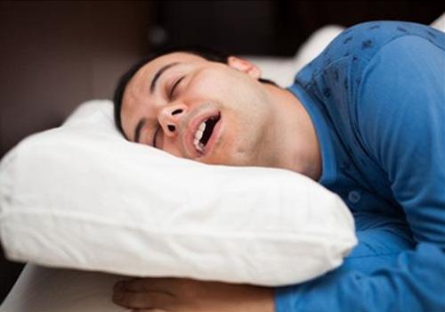 睡觉打呼噜的原因是什么（睡觉打呼噜是什么原因造成的）