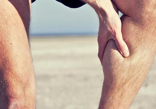 小腿抽筋是什么原因引起的 小腿抽筋是什么原因引起的怎么缓解
