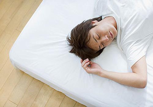 睡觉起来口干舌燥是怎么回事 睡起来口干舌燥是什么原因