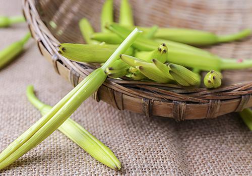 黄花菜不能和什么一起吃（黄花菜不能和什么一起吃相克）