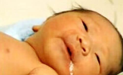 新生儿呕吐和吐奶的区别（婴儿吐奶和吐奶的区别）