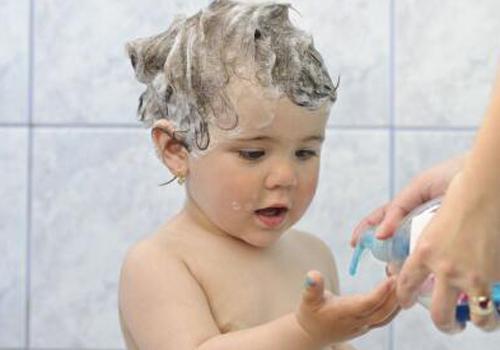 如何给宝宝洗头 如何给宝宝洗头发眼睛不进水