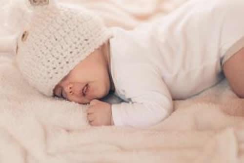 宝宝睡觉翻白眼是怎么回事 为什么宝宝睡觉翻白眼