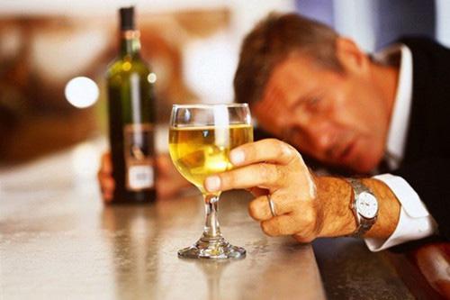 偏头痛能喝酒吗 偏头痛能喝酒不
