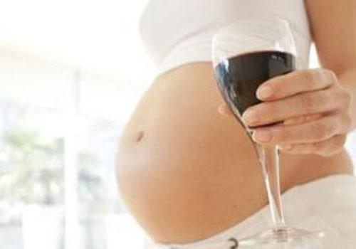喝酒对胎儿有什么影响（孕晚期喝酒对胎儿有什么影响）
