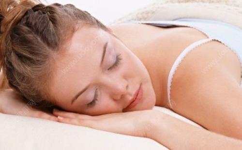 睡觉流口水是什么原因 睡觉流口水是什么原因引起的