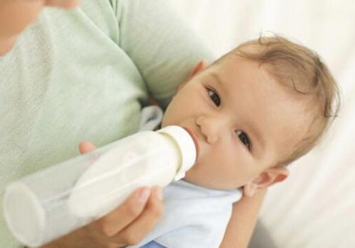 婴儿吃奶呛到咳嗽怎么办（婴儿吃奶呛的咳嗽怎么回事）