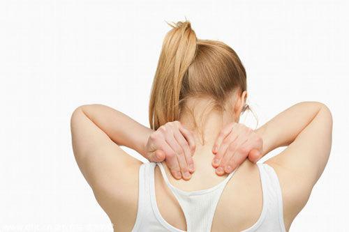 背部疼痛是什么原因引起的（背部疼痛是什么原因引起的 女人右边）