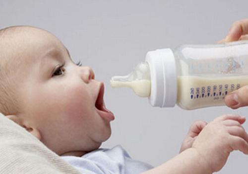 冲奶粉是先放水还是先放奶粉 给宝宝冲奶粉是先放水还是先放奶粉