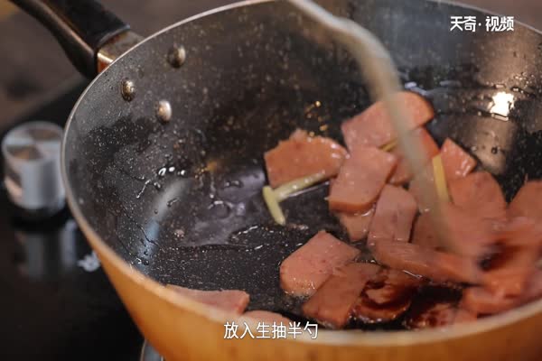 蒜苗炒午餐肉的做法 蒜苗炒午餐肉怎么做