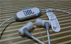 JBL E25BT耳机怎么开机和关机