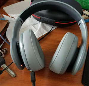 JBL V700BT TITGP耳机怎么充电