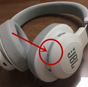 JBL E55BT耳机怎么控制音乐播放