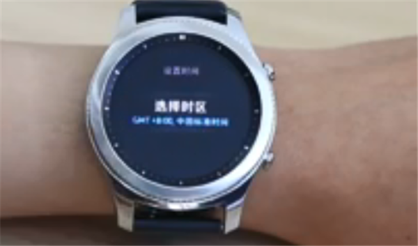 三星Gear S3智能手表怎么调节时间