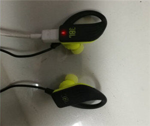 JBL Endurance Sprint耳机怎么充电