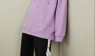 紫色上衣搭配什么颜色的裤子（紫色上衣搭配什么颜色的裤子鞋子）