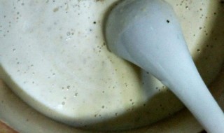 如何清楚砂锅上面烧糊的污渍 砂锅边上的污渍怎么刷掉